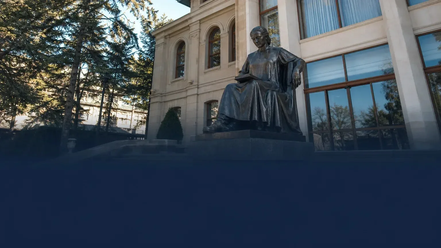Şu haberi anlatan editoryal görsel: Anadolu Üniversitesi’nde 2026-2027 güz dönemi için AF yatay geçiş duyurusu yayımlandı