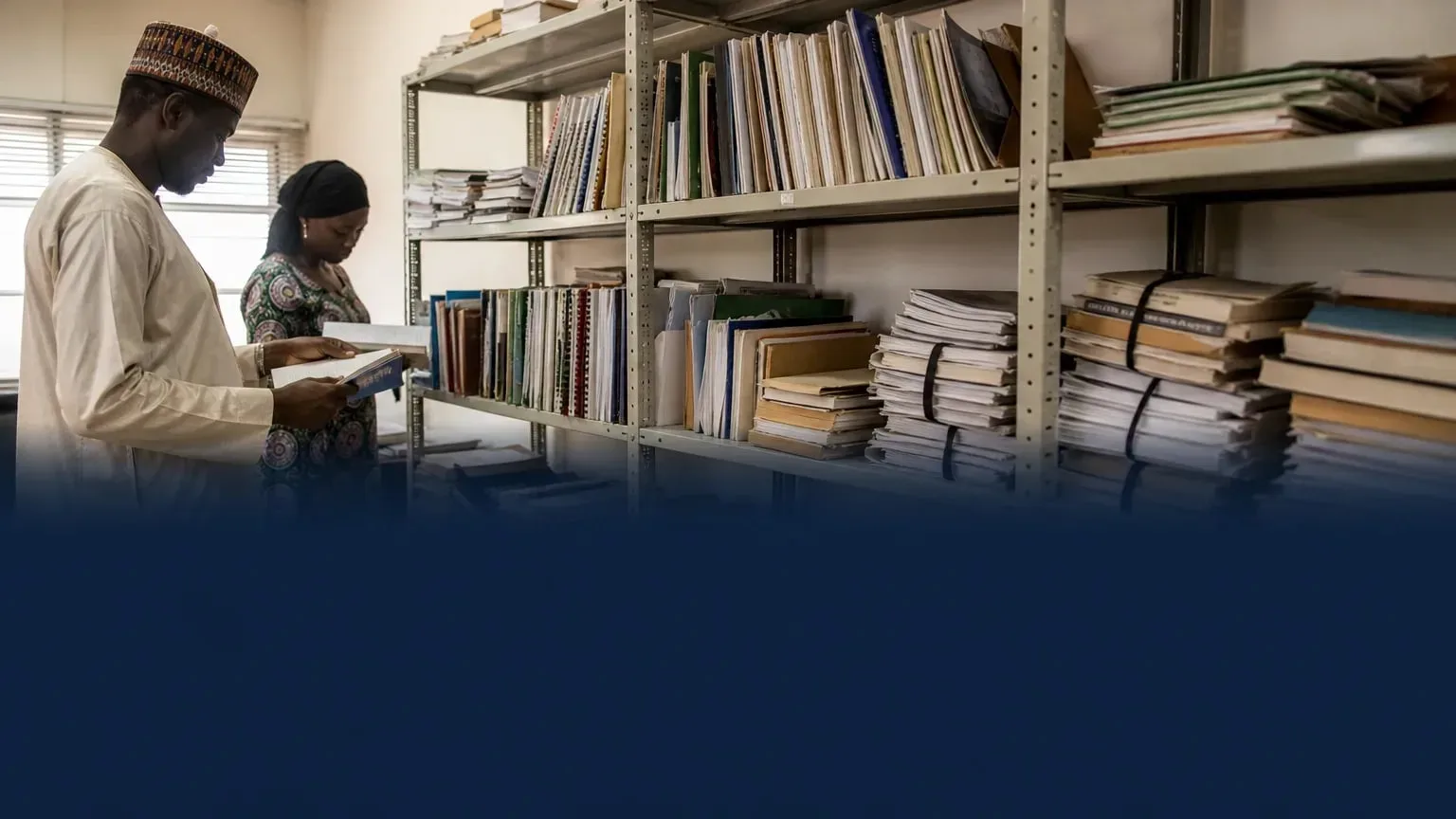 صورة تحريرية توضح: وحدة خدمات المكتبة في وزارة التعليم الاتحادية بنيجيريا توضّح مهامها ودعمها للمدارس الاتحادية في أبوجا