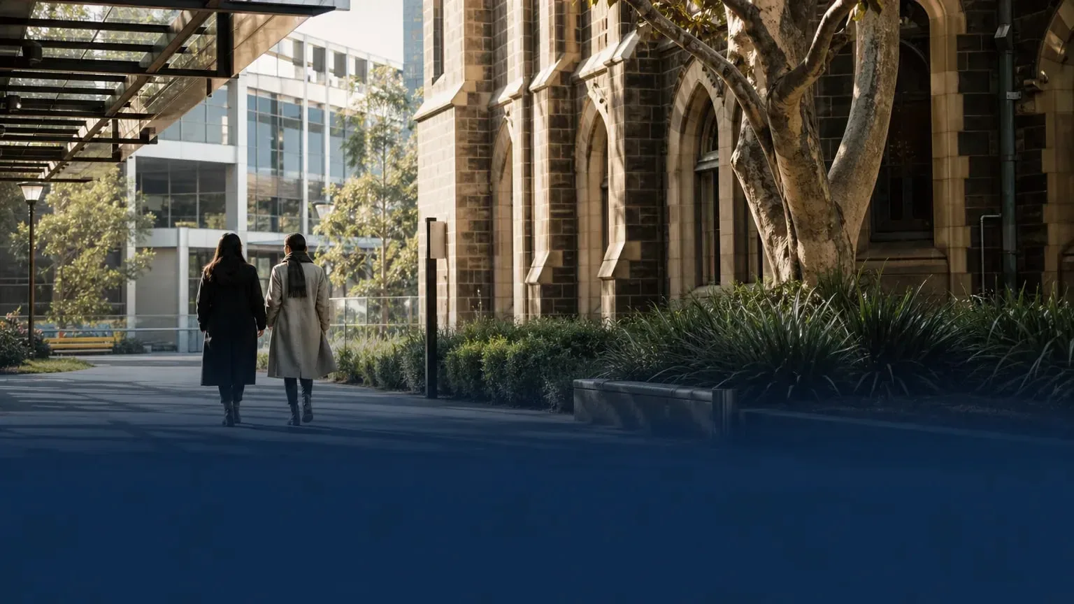 Gambar editorial yang menggambarkan: Universitas Divinity mencari Vice-Chancellor baru, transisi Oktober 2026 mendekat