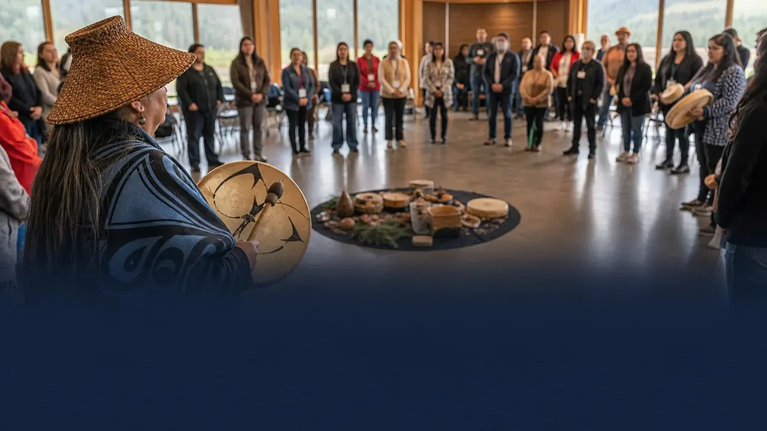 Şu haberi anlatan editoryal görsel: U of T FIFSW’nin Indigenous Trauma and Resiliency alanı Port Alberni’de 10. yılını kutladı