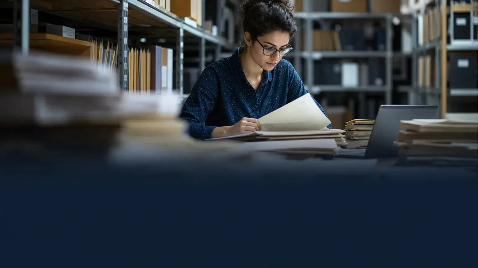 Şu haberi anlatan editoryal görsel: OfS, kalite soruşturmalarının TEF ve asgari gereklilik sonuçlarını değiştirebileceğini öneriyor
